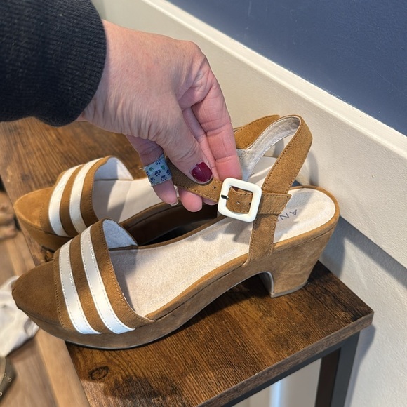 André Assous Womens  Sandals (Shoes size 40) or USA 8 1/2  tan and white stripe - Picture 2 of 11